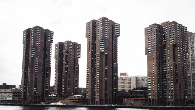 Vista de edificios del Bronx durante paseo en bote desde el r&iacute;o en Nueva York