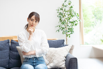 リビングにいる女性