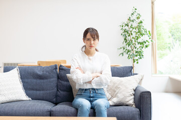 Fototapeta premium リビングにいる女性