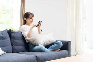 Obraz premium リビングにいる女性