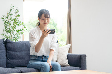 Obraz premium リビングにいる女性
