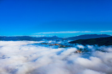 Fototapeta na wymiar Italien aus der Luft - Wolkenaufnahmen mit der Drohne
