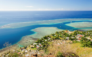 Fototapeta na wymiar The blue tropical lagoon of Moorea, French Polynesia