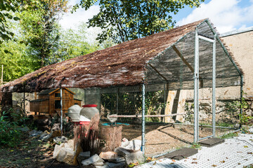 Family breeding of laying hens in a spacious aviary and henhouse. © JK