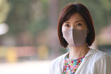 	マスクを着ける女性