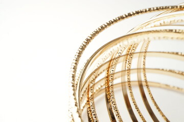 金色のリング　背景は白
