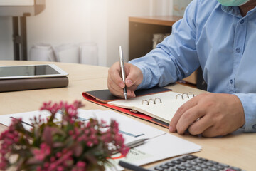 Naklejka premium Business man signing contract in the office.