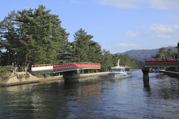 回旋橋と遊覧船