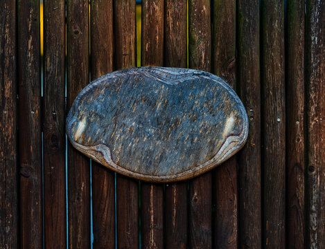 Holztafel auf einem Holzzaun