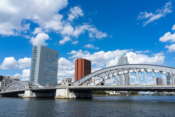 Fototapeta na wymiar 隅田川に架かる勝どき橋の風景