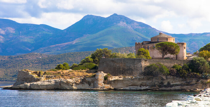 Gebirgslandschaft und das Mittelmeer mit der Zitadelle von Saint-Florent, Korsika Frankreich