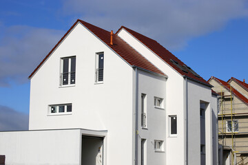 Neues Einfamilienhaus in einem Neubaugebiet