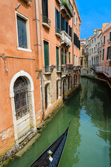 Fototapeta na wymiar gondola that enters one of the canals of Venice