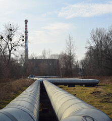 Bytom. Rury ciepłownicze na tle zakładu przemysłowego. Bobrek.