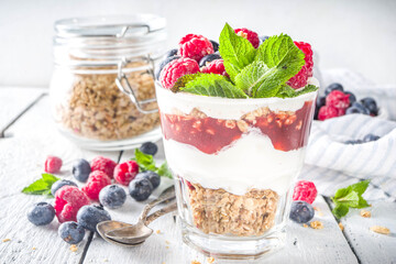 Yogurt parfafait with granola and berries