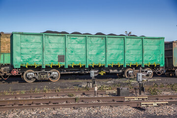 Obraz premium Freight wagons on the railways are filled with bulk cargo. Delivery and transshipment of coal.