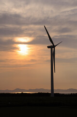 風力発電と夕日
