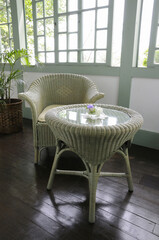 籐の椅子とテーブル