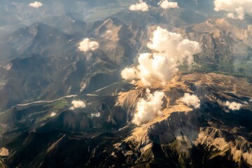 Pyrenäen Gebirge mit Wolken von oben