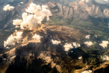 Fototapeta premium Pyrenäen Gebirge mit Wolken von oben