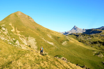 Obraz premium Hiker heading to Mount Anie, Pyrenees, France