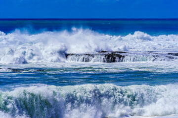 波の打ち寄せる志原海岸・和歌山県