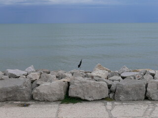 scorcio dell'orizzonte marino dopo una tempesta dalla scogliera lungomare città di caorle venezia italia