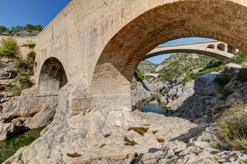 Fototapeta na wymiar Le Pont du Diable à Saint-Guilhem-le-Désert dans les Gorges du Verdon - département de l'Hérault en région Occitanie - France