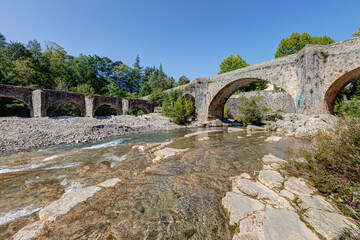 Fototapeta na wymiar Le pont vieux et le pont canal sur la rivière Vis à Saint-Laurent-le-Minier dans le département du Gard en région Occitanie - France