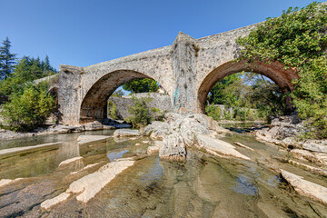 Fototapeta na wymiar Le pont vieux sur la rivière Vis à Saint-Laurent-le-Minier dans le département du Gard en région Occitanie - France