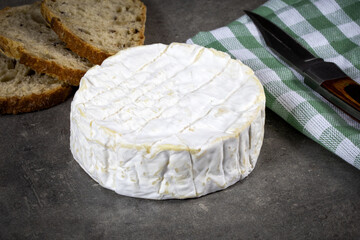 fromage camembert et pain sur une table