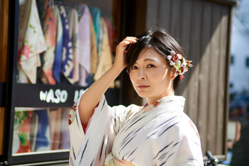 城下町を歩く、着物姿の日本人の女性