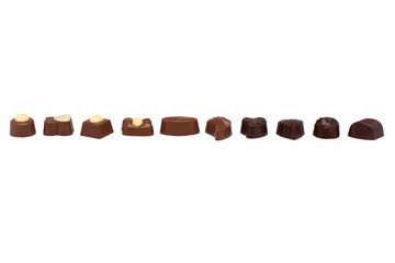 praline di cioccolato su fondo bianco