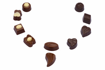 praline di cioccolato su fondo bianco
