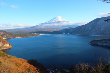 Naklejka na ściany i meble 本栖湖の紅葉と富士山の冠雪