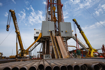 Uralsk region/Kazakhstan: Oil drilling rig, drill pipes and cranes. Workers and equipment of oil...