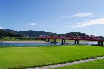 Obraz premium 秋晴れの四万十川の河川敷