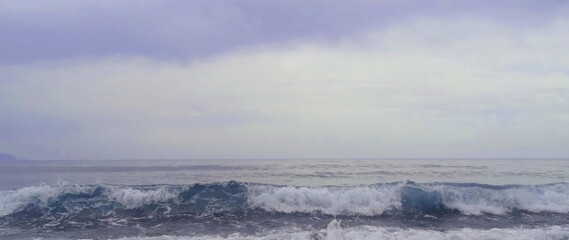 Olas con el cielo nublado