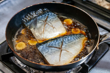 サバの煮付け（調理中）