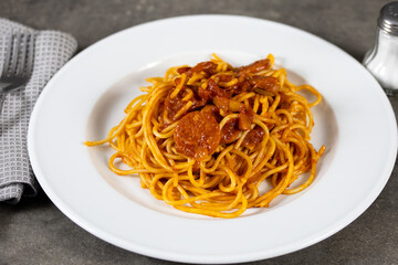 assiette de spaghetti à l'arrabiata sur une table