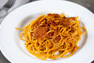 assiette de spaghetti à l'arrabiata sur une table