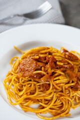 assiette de spaghetti à l'arrabiata sur une table