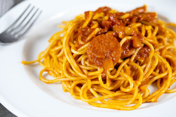assiette de spaghetti à l'arrabiata sur une table
