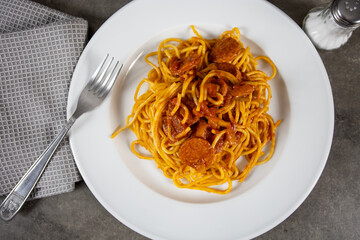 assiette de spaghetti à l'arrabiata sur une table
