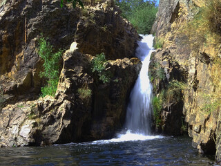 Cascada entre montañas/Waterfall through the mountains