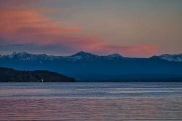 Brennender Himmel bei romantischem Abendrot am Starnberger See