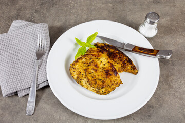 escalope de poulet grillée dans une assiette