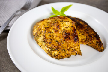 escalope de poulet grillée dans une assiette