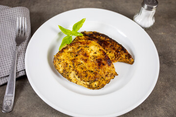 escalope de poulet grillée dans une assiette