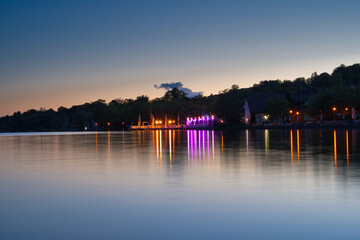 Obraz premium Lichter reflektieren auf dem Wasser, Starnberger See nach dem Sonnenuntergang